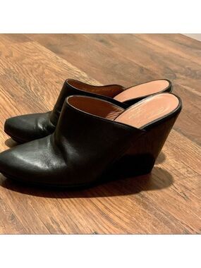 𝅺ROBERT CLERGERIE PARIS black leather platform mules. Made in France. Size 7.5B